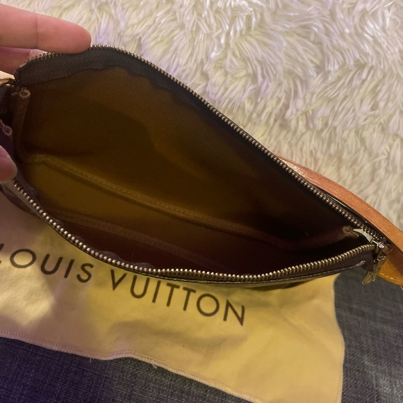 Pre-Loved Authentic LOUIS VUITTON Pochette Accessoires Monogram - Picture 4 of 11